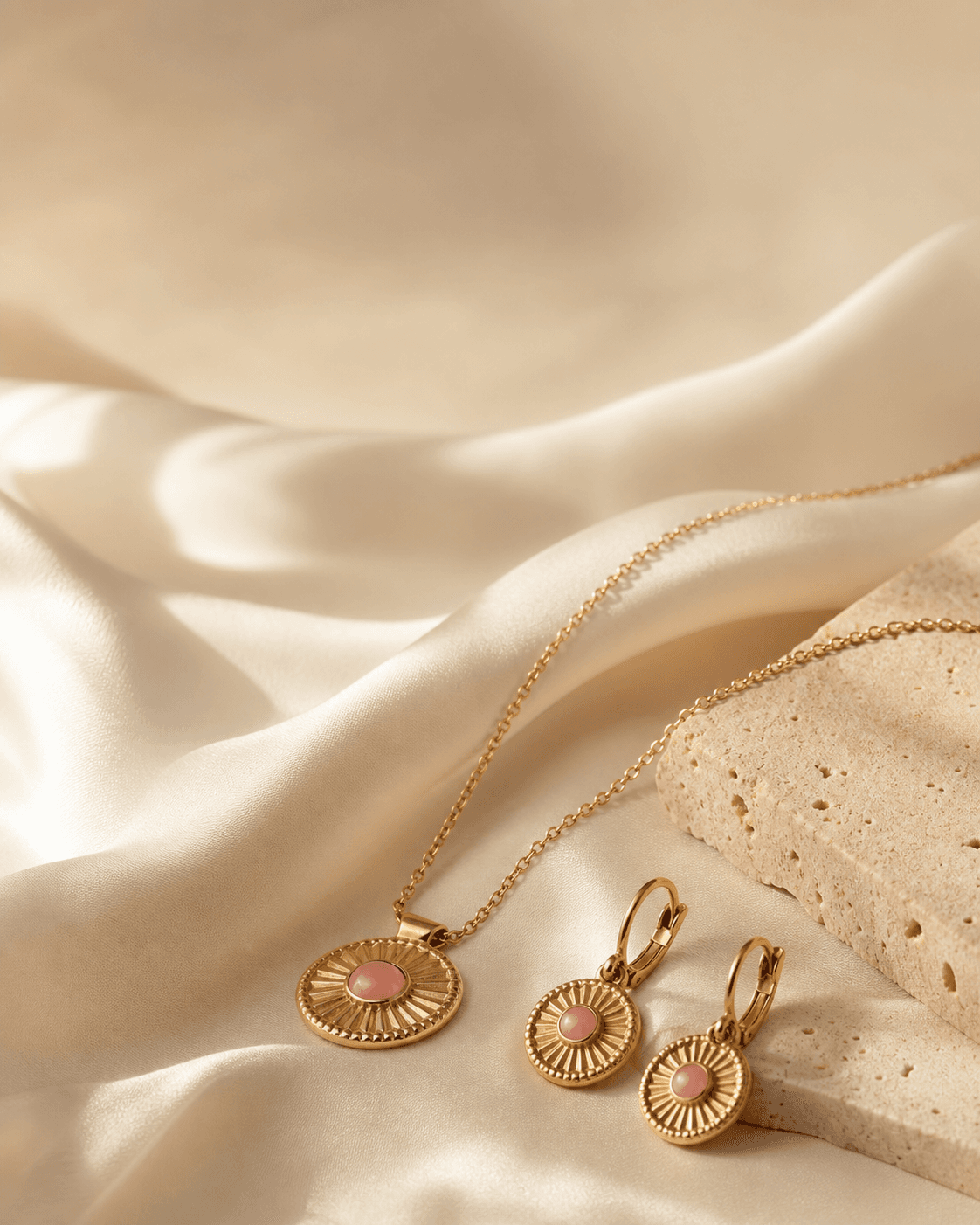 Bijoux dorés présentés dans l’univers Emma Home Beauté
